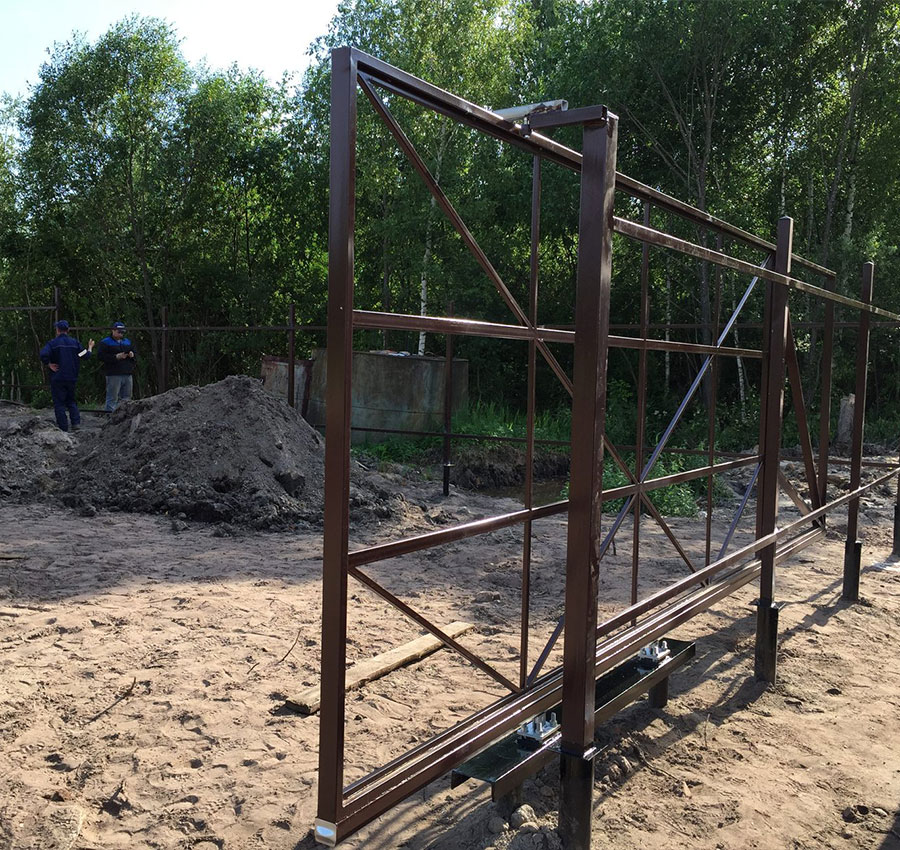 Варианты ворот на винтовых сваях в Магаданской области
